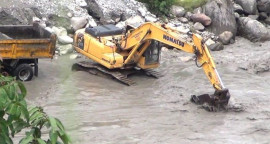 कालीगण्डकीमा डोजर प्रयोग गर्दै